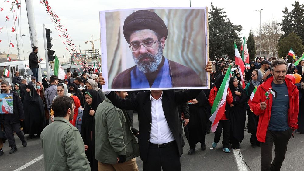 < class=figure>< class=figcaption>Mojtaba Jameneí, el heredero del ayatolá y nuevo líder supremo de Irán que desafía a Trump e Israel.