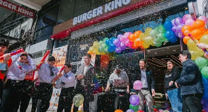 La inauguración del nuevo local contó con un gran color.