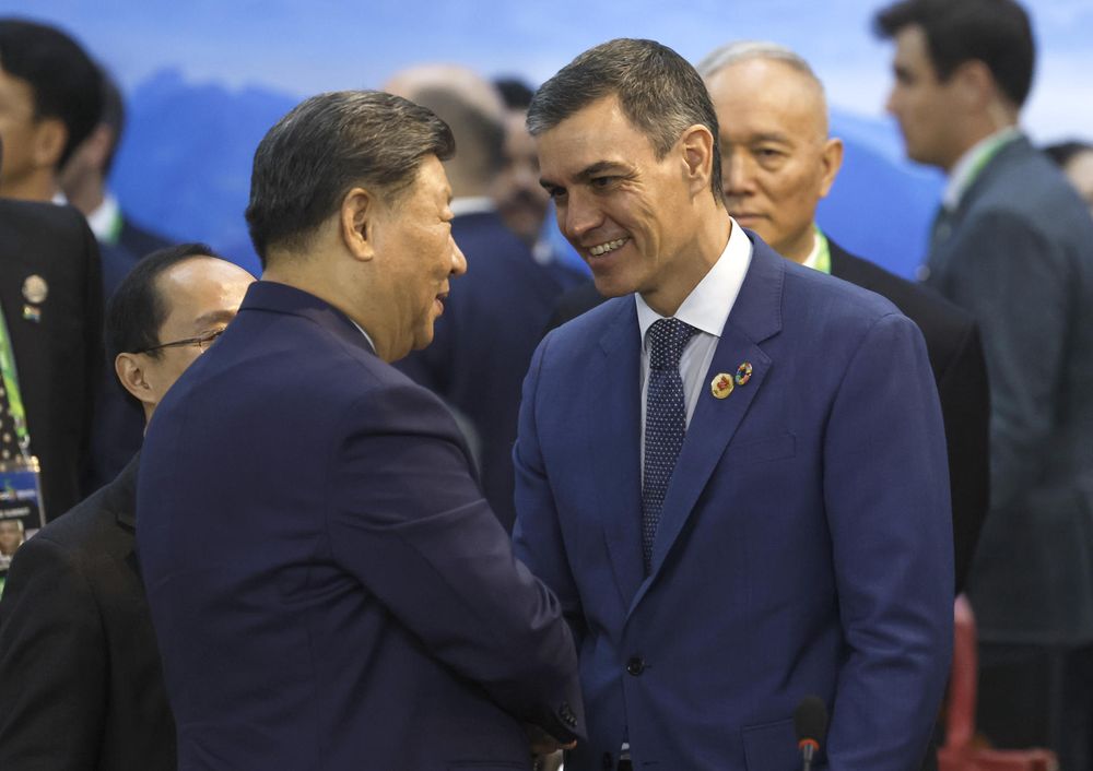 Pedro S&aacute;nchez saluda al presidente de China, Xi Jinping, en la cumbre del G20 en Rio de Janeiro. EFE