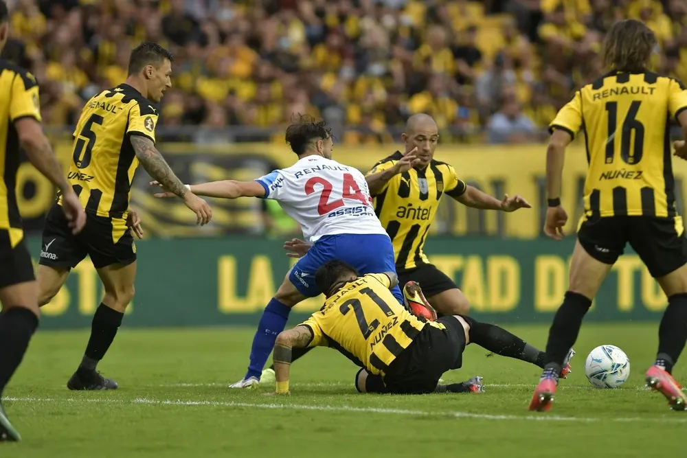 Así defendió Peñarol en el clásico del domingo: un cerrojo