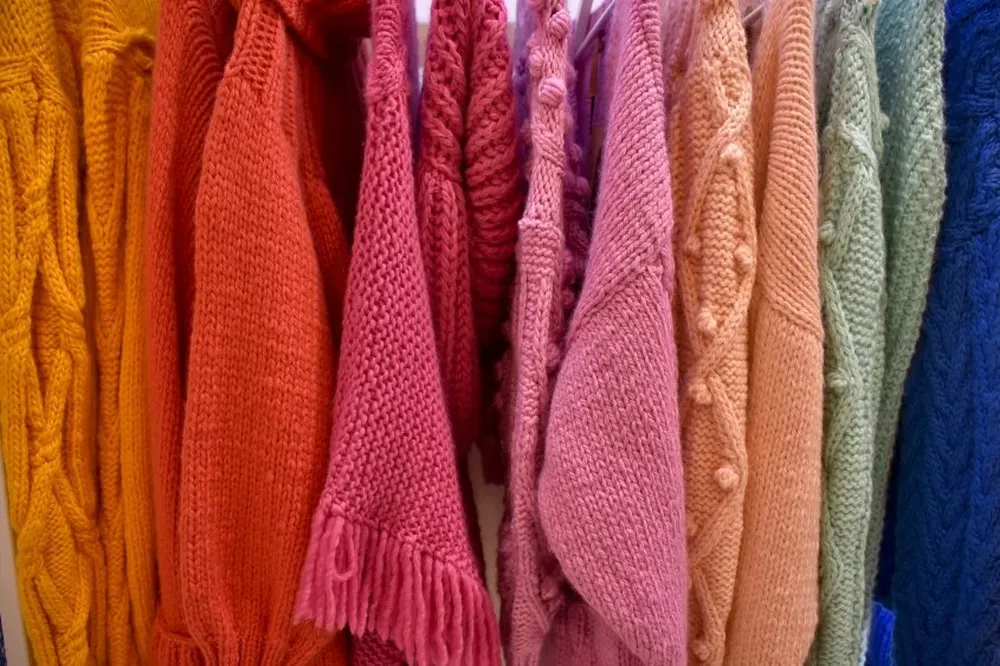 Las prendas de Ramona muestran una gama de colores poco común en el mercado del tejido artesanal local