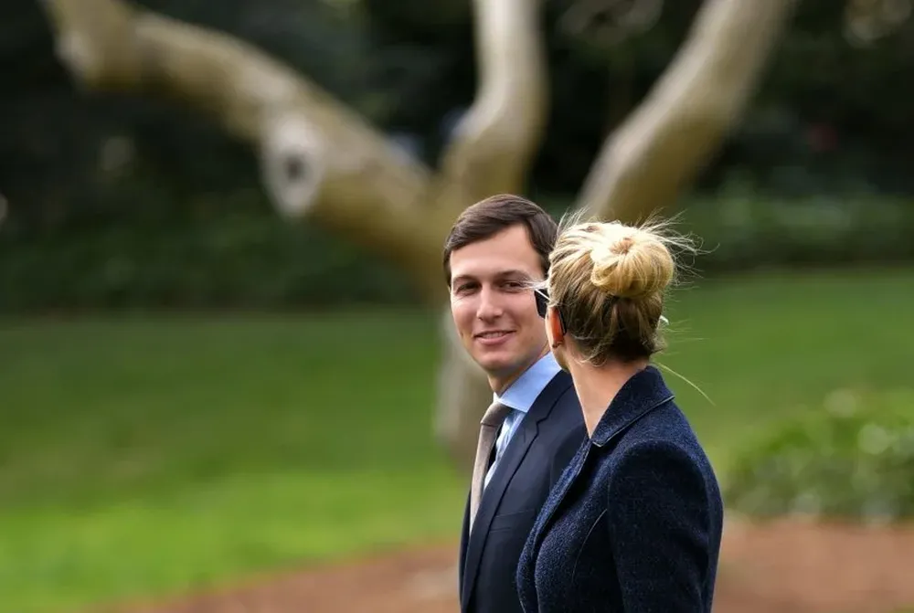 Jared Kushner e Ivanka Trump caminan a abordar el MArine One en el patio de la Casa Blanca, el pasado 3 de marzo