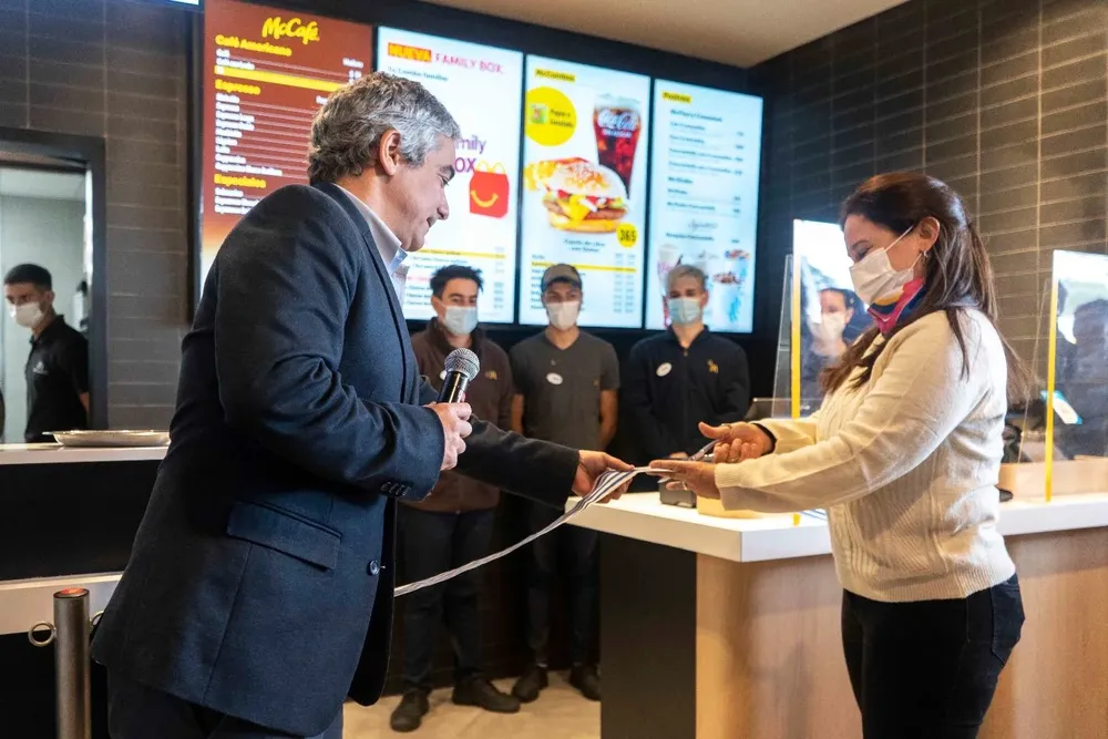 Corte de cinta inaugural del nuevo local