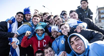 Luis Suárez se subió en medio del camino en el ómnibus de la caravana de los jugadores campeones del mundo con la selección uruguaya sub 20