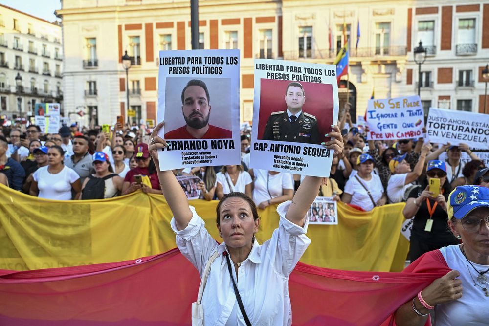 Venezolanos marchan en favor de la libertad de Venezuela y en rechazo al fraude electoral en la Puerta del Sol