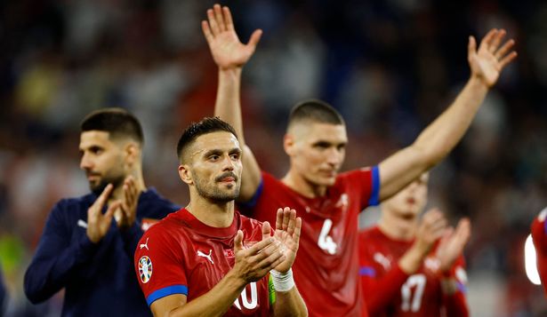 Serbia amenaza con irse de la Eurocopa.