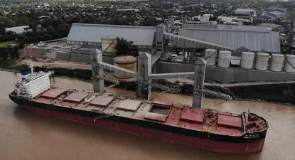 Mercado de granos: embarque de soja en San Lorenzo, al norte de Rosario, en Argentina.