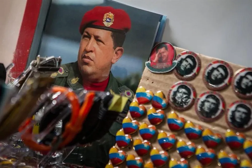 Venezuela- Fotografías y botones de Hugo Chávez, y otros símbolos relativos a su proyecto socialista