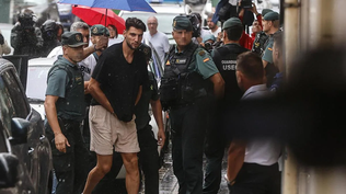 El futbolista Rafa Mir, en el momento de su detención.