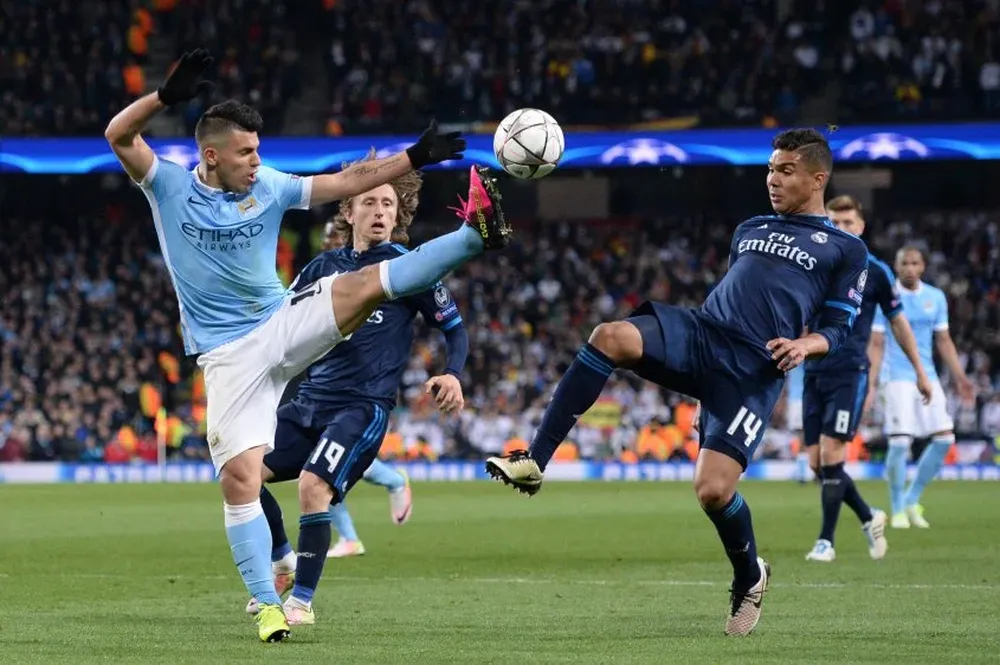 Sergio Agüero y Casemiro en una postal del partido: pura fricción