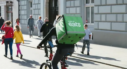 En EEUU, DoorDash, Grubhub y Uber Eats argumentan que el límite de 15% en sus tarifas es inconstitucional y que los restaurantes son libres de negociar sus comisiones con las plataformas de entrega. 