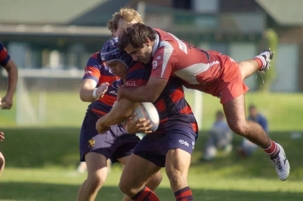 Joaquín Ramos de PSG vuela para tacklear a Pombo, de Old Boys