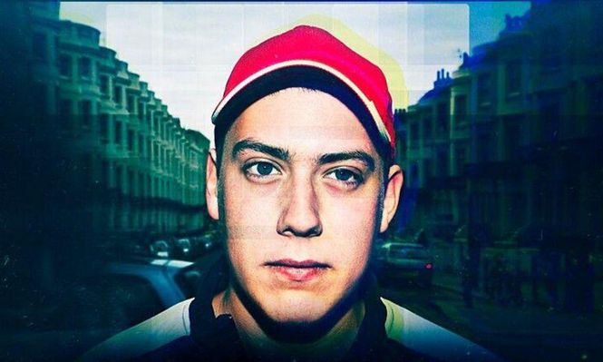 Elliot Castro tenía 16 años cuando estafó por primera vez a alguien para obtener sus datos bancarios.