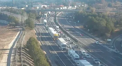 Unos 12 kilómetros de cola en la AP-7 en Subirats (Barcelona) por un accidente múltiple.