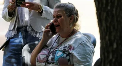 Una mujer llora mientras habla por teléfono en Uvalde, Texas