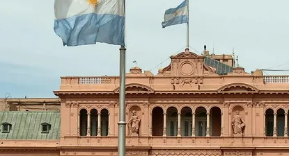 Amenaza para Uruguay: Macri estudia impuesto al turismo en el exterior