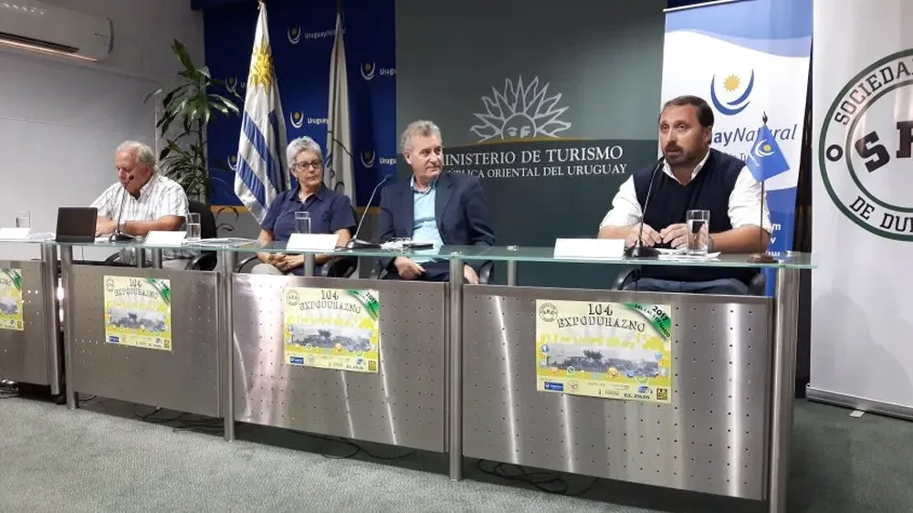 Autoridades de la Sociedad Rural de Durazno y del Ministerio de Turismo en la conferencia