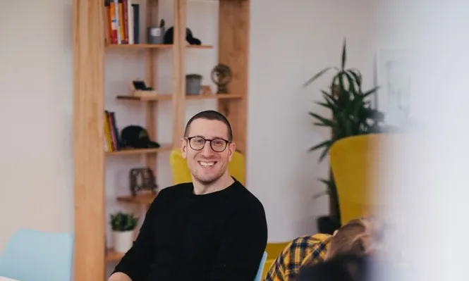 ¿Se debe sonreír durante la entrevista de trabajo?