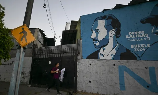 Unos 6,2 millones de salvadoreños en el país y 740.000 en el exterior votan este domingo en El Salvador.