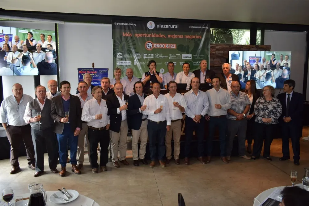 Al mediodía, entre martillazo y martillazo, se festejaron 200 remates