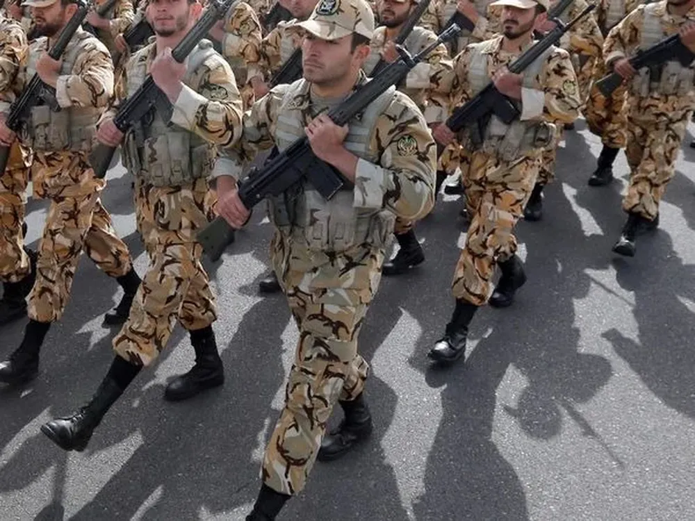 Soldados iraníes movilizados tras la amenaza de Biden por el ataque a una base estadounidense en Jordania.