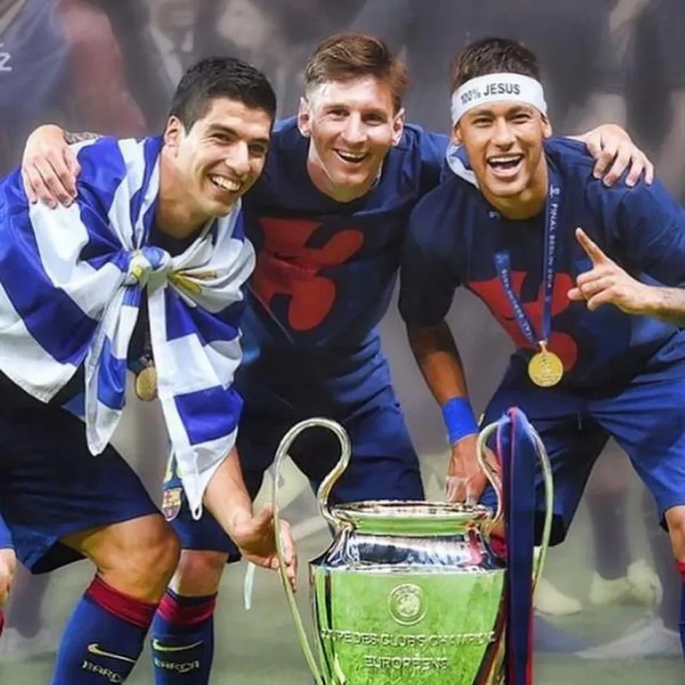 Suárez con la bandera uruguaya, Messi y Neymar.