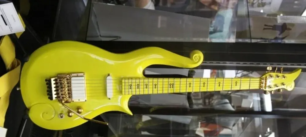 Una de las guitarras favoritas del cantante Prince fue vendida en la suma de US$ 137.500
