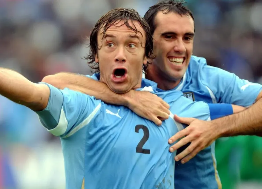 Diego Lugano junto a Diego Godín cuando defendían juntos a la celeste