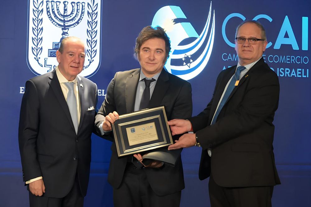 El presidente de la CCAI, Mario Montoto; el presidente argentino, Javier Milei; y el embajador israelí, Eyal Sela.