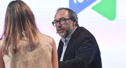 Fundador de Wikipedia: A quienes son negativos respecto a los jóvenes, les recuerdo que aman aprender