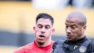 Carlos Sánchez de Peñarol en el amistoso ante Progreso; el volante anotó dos de los goles carboneros para la victoria por 3-2