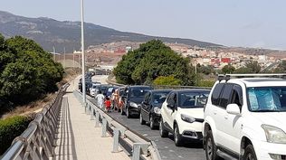 Vehículos en la frontera de Melilla con Marruecos