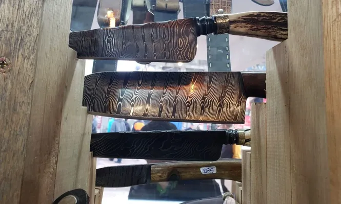 Cuchillos de acero de damasco expuestos en la Expo Prado.