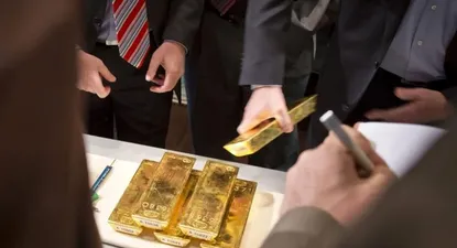 15/4- Alemania- Varios empleados del Bundesbank comprobando unos lingotes de oro. El valor del oro bajó 9%