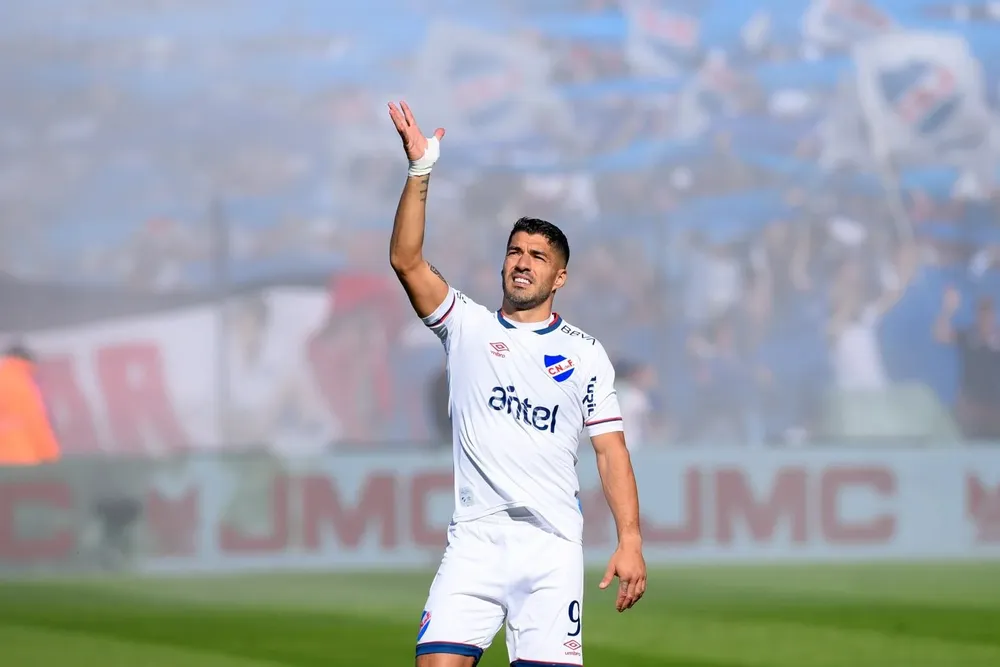 Suárez con la camiseta blanca 2022