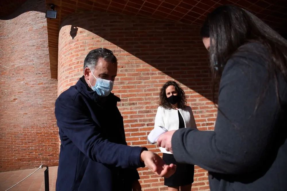 Yamandú Orsi en la Iglesia del Cristo Obrero en Atlántida