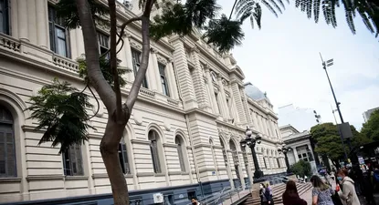licenciade: udelar discutira emision de titulos tras reclamo de estudiante trans no binaria