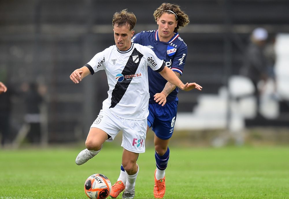 Ignacio Pais, de Danubio, y Luciano Boggio