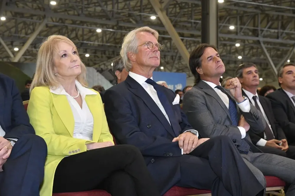 El presidente Lacalle Pou y la intendenta Carolina Cosse en la inauguración del puerto de UPM.