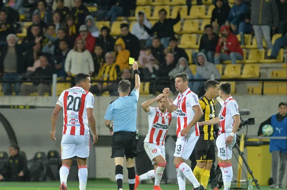 Su último Peñarol-River fue polémico por el gol de Peñarol y uno anulado a River