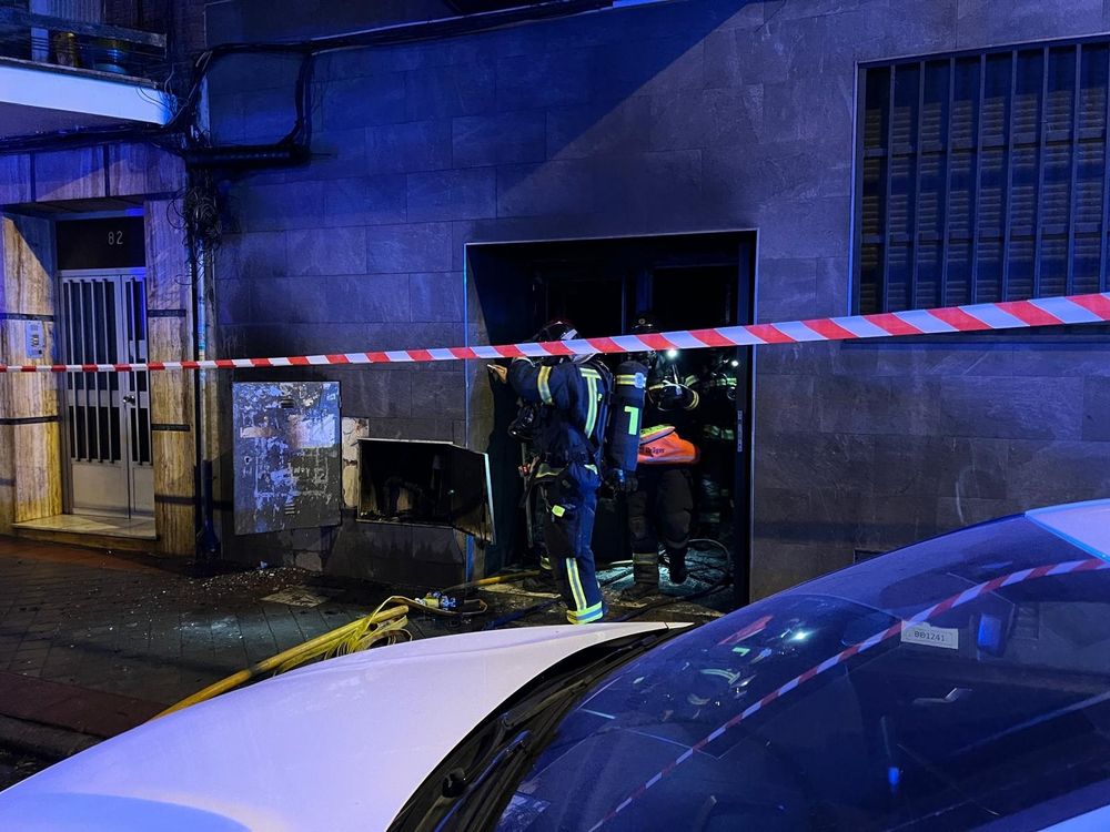 EuropaPress_7151770_bomberos_rescatan_19_personas_atrapadas_edificio_vallecas_incendio_cuarto