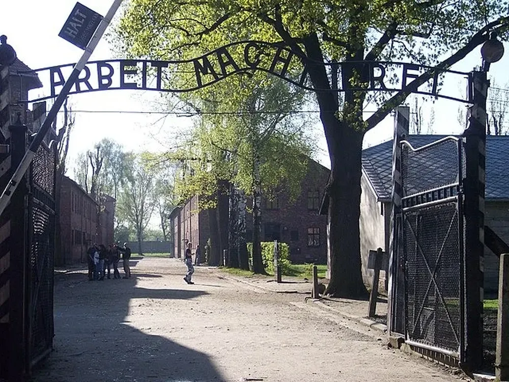 La puerta de entrada del mayor campo de concentración del nazismo, Auschwitz.