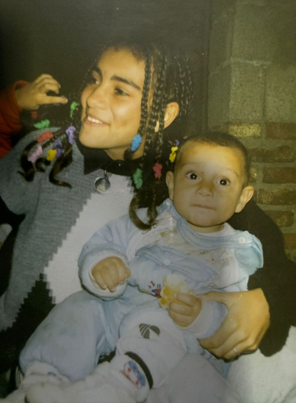 Sebastián Cáceres, con la mayor de sus hermanas, Stephanie Sebastián Cáceres, con la mayor de sus hermanas, Stephanie