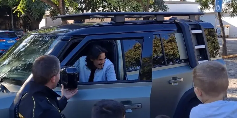 Cavani se bajó de la camioneta y firmó autógrafos a los hinchas