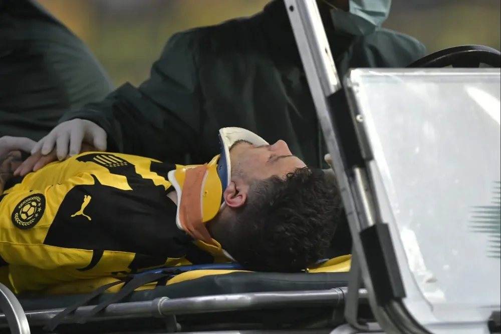 Agustín Álvarez Martínez de Peñarol se retiró con un collarín luego de recibir un golpe en la cabeza en la última jugada del clásico