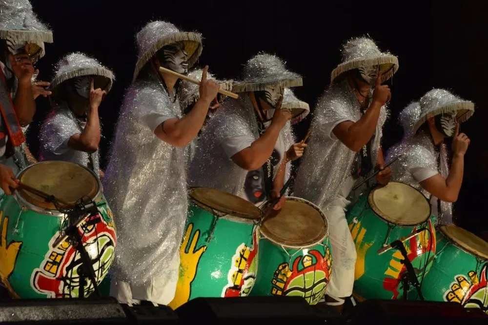 Integrantes de la comparsa Mi Morena en el Teatro de Verano.