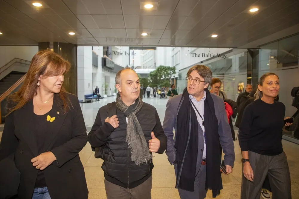 La presidenta de Junts, Laura Borràs; el secretario general de Junts per Catalunya, Jordi Turull; el expresidente de la Generalitat, Carles Puigdemont, y la diputada de Junts, Miriam Nogueras, a su llegada al Parlamento Europeo, a 8 de noviembre de 2023