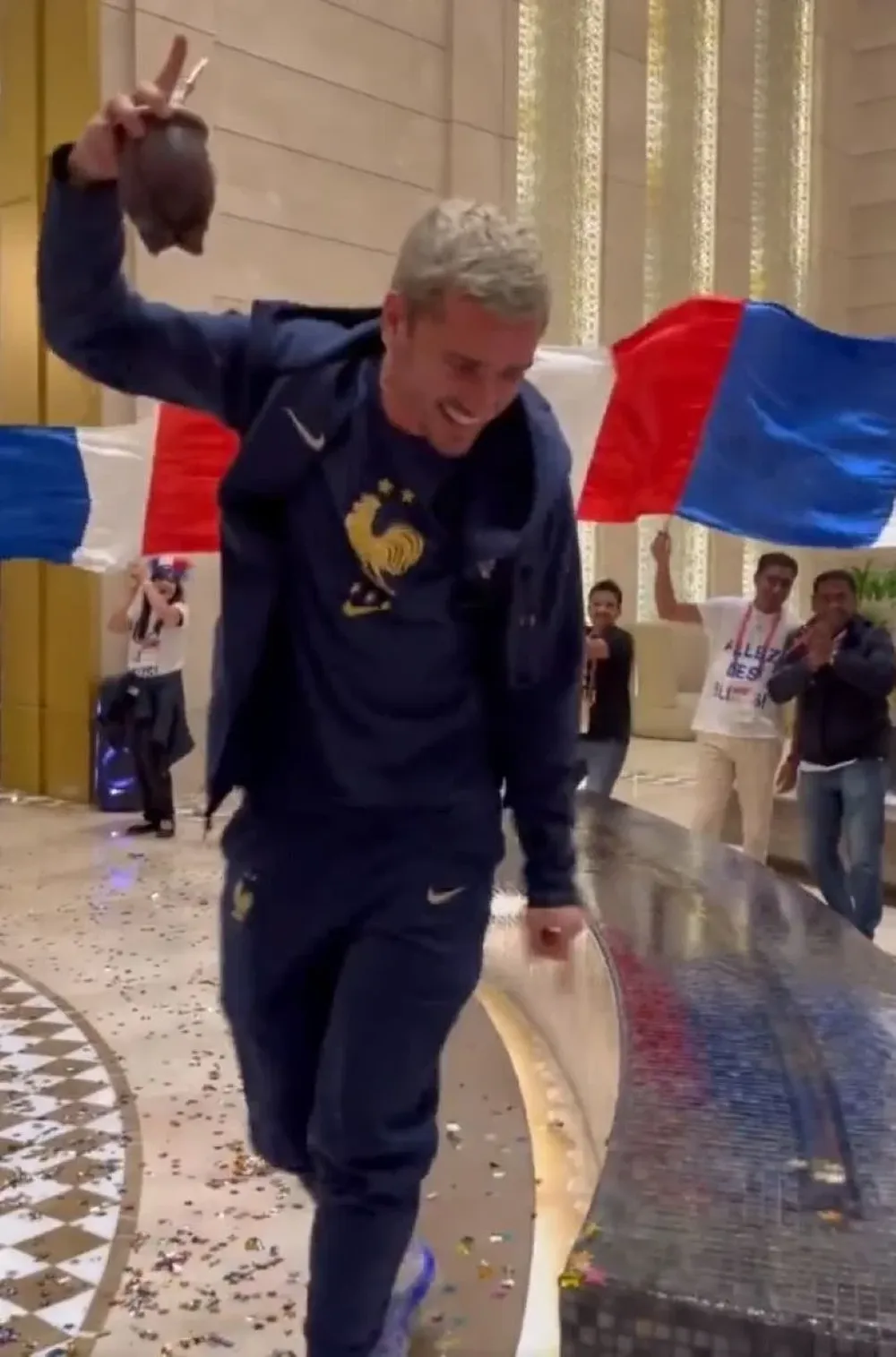 Antoine Griezmann celebrando en el hotel luego de la clasificación de Francia a semifinales, con el mate en la mano