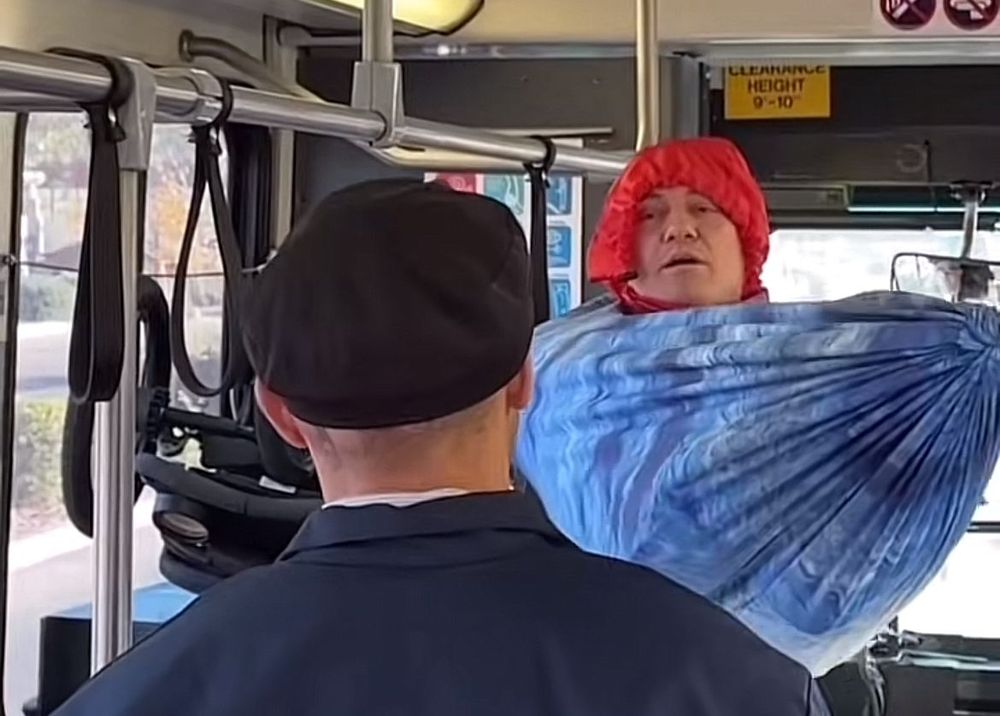 Hombre se colgó de hamaca en ómnibus de Nueva York y el video se conviritó en viral