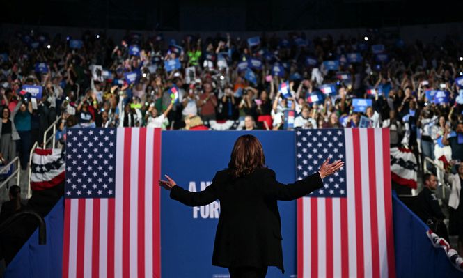 Harris le arrebata un bastión clave a Trump: por primera vez, los latinos creen que ella será mejor para la economía